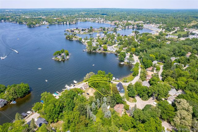 411 Heights Road, Lake Orion Village, MI 48362