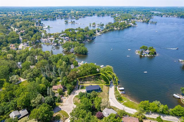 411 Heights Road, Lake Orion Village, MI 48362