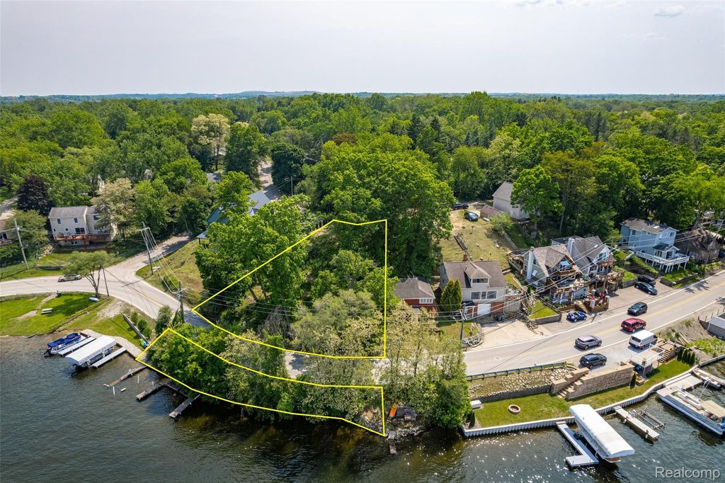 411 Heights Road, Lake Orion Village, MI 48362