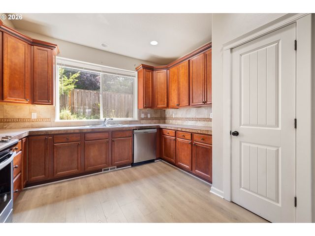 10012 Se OLD TOWN Ct, Happy Valley, OR 97086