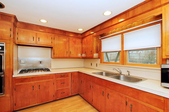 4 Van Bummel Road, Buzzards Bay, MA 02532