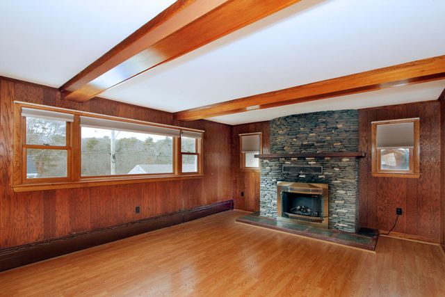 4 Van Bummel Road, Buzzards Bay, MA 02532