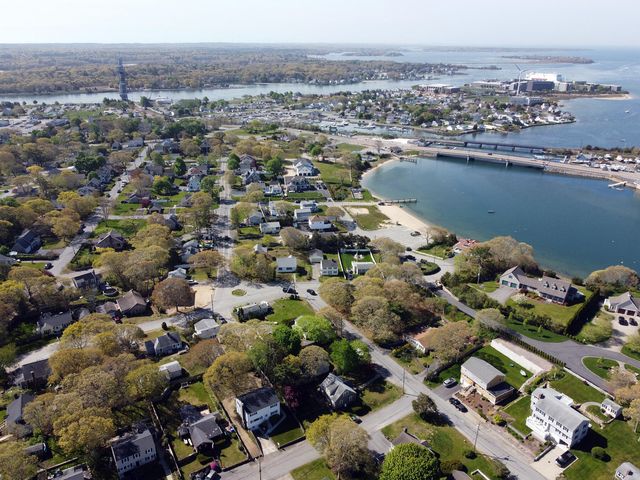4 Van Bummel Road, Buzzards Bay, MA 02532
