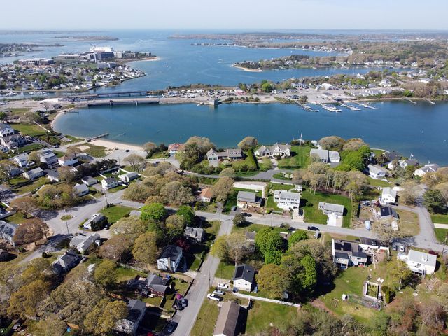 4 Van Bummel Road, Buzzards Bay, MA 02532
