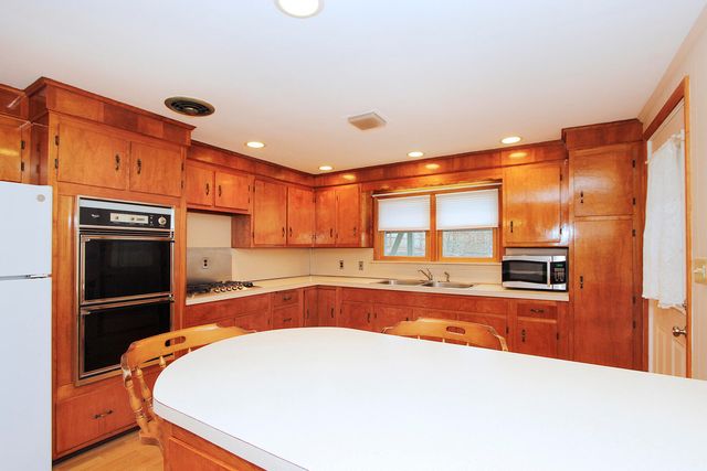 4 Van Bummel Road, Buzzards Bay, MA 02532