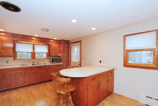 4 Van Bummel Road, Buzzards Bay, MA 02532