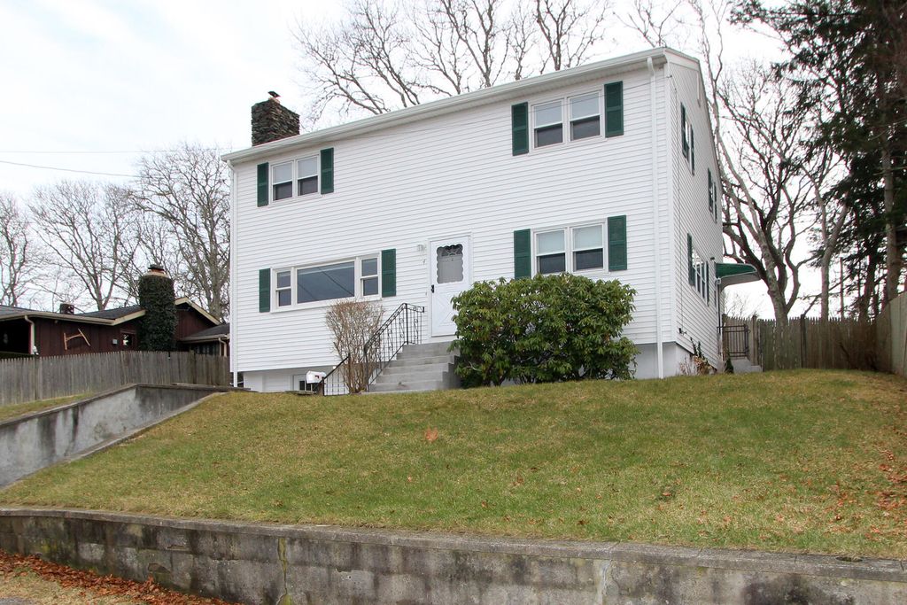 4 Van Bummel Road, Buzzards Bay, MA 02532