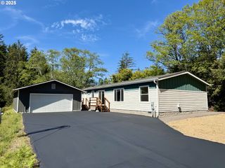 3390 LAKESHORE Dr, North Bend, OR 97459