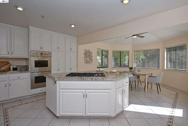 16 McNamara Ln, Martinez, CA 94553