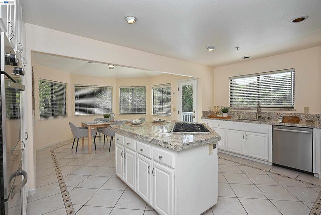 16 McNamara Ln, Martinez, CA 94553