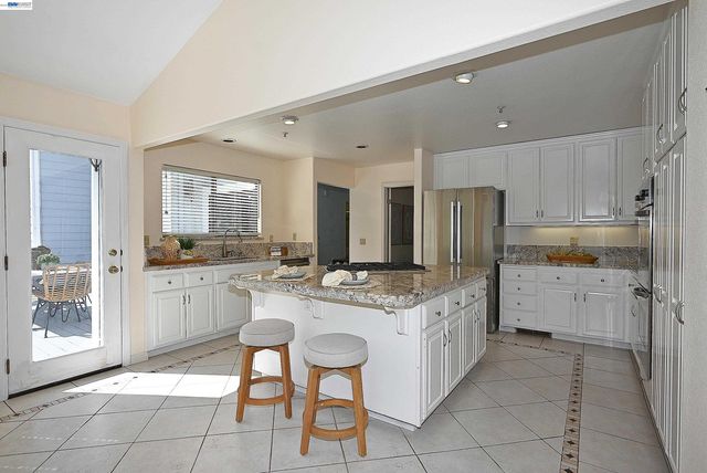 16 McNamara Ln, Martinez, CA 94553