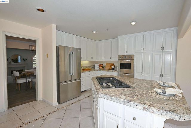 16 McNamara Ln, Martinez, CA 94553