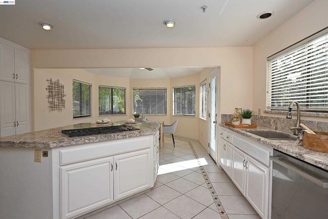 16 McNamara Ln, Martinez, CA 94553