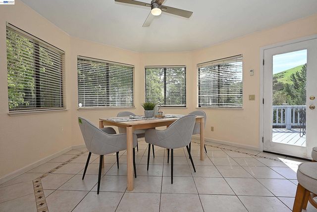 16 McNamara Ln, Martinez, CA 94553