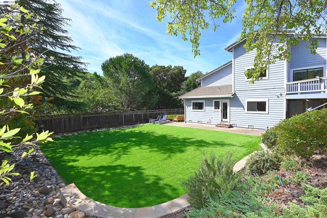 16 McNamara Ln, Martinez, CA 94553