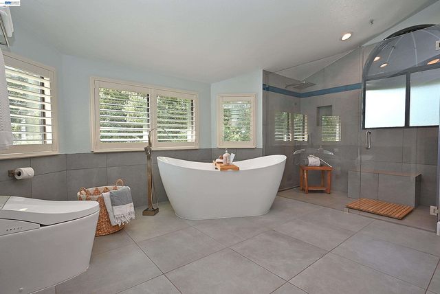 16 McNamara Ln, Martinez, CA 94553