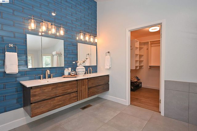 16 McNamara Ln, Martinez, CA 94553