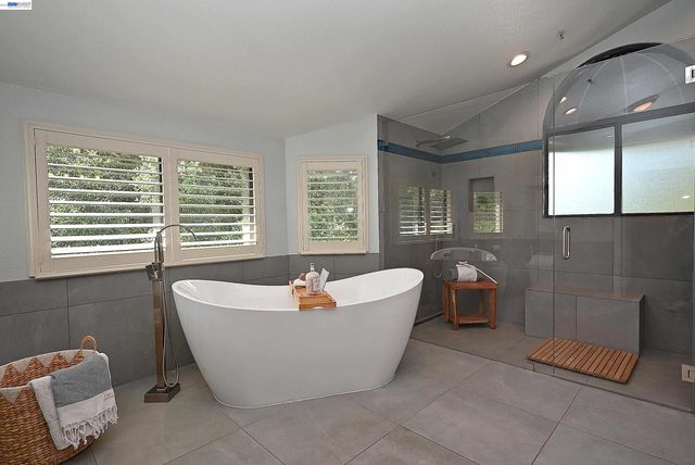 16 McNamara Ln, Martinez, CA 94553