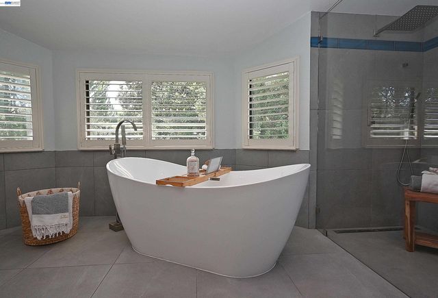 16 McNamara Ln, Martinez, CA 94553