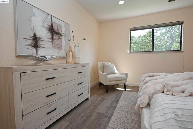 16 McNamara Ln, Martinez, CA 94553