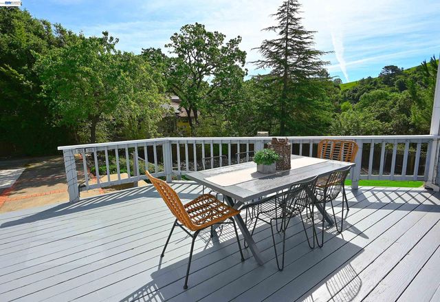 16 McNamara Ln, Martinez, CA 94553