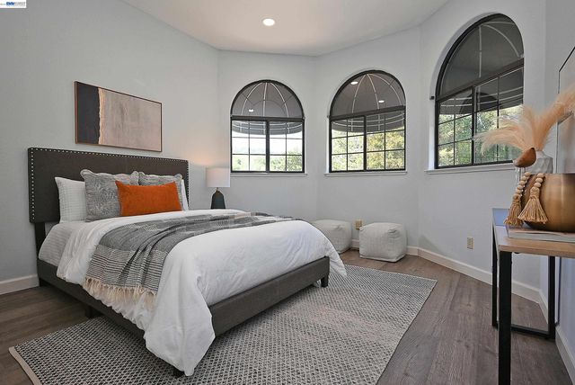 16 McNamara Ln, Martinez, CA 94553