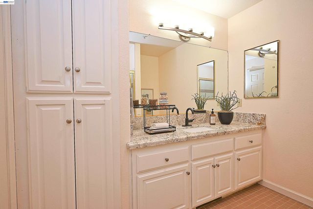 16 McNamara Ln, Martinez, CA 94553