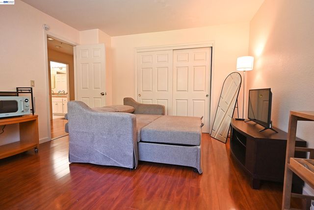 16 McNamara Ln, Martinez, CA 94553