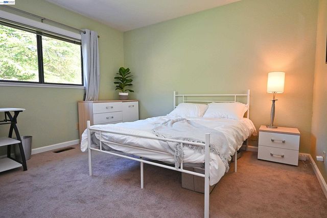 16 McNamara Ln, Martinez, CA 94553