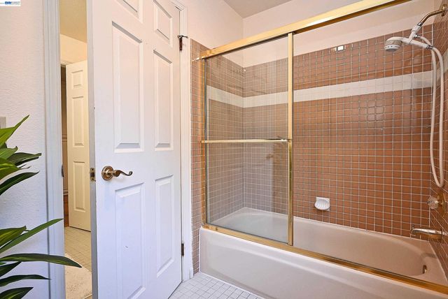 16 McNamara Ln, Martinez, CA 94553