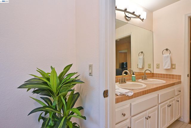 16 McNamara Ln, Martinez, CA 94553