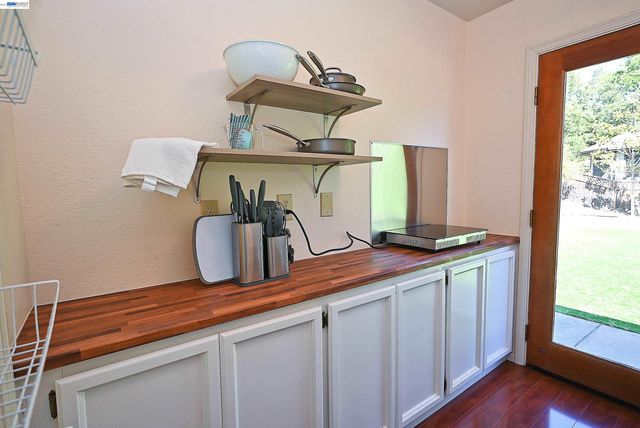 16 McNamara Ln, Martinez, CA 94553