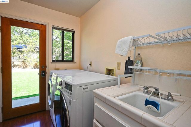 16 McNamara Ln, Martinez, CA 94553