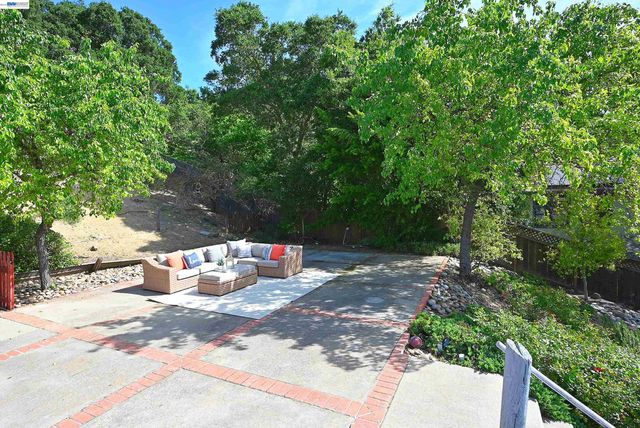 16 McNamara Ln, Martinez, CA 94553