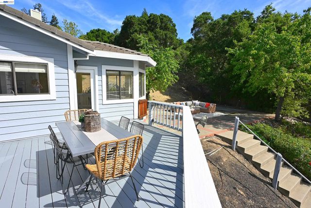 16 McNamara Ln, Martinez, CA 94553