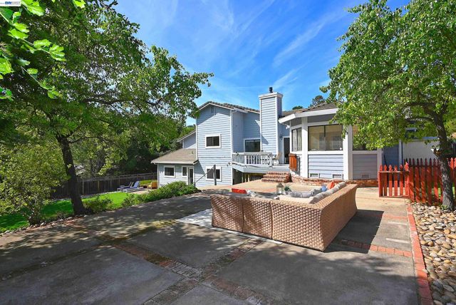 16 McNamara Ln, Martinez, CA 94553
