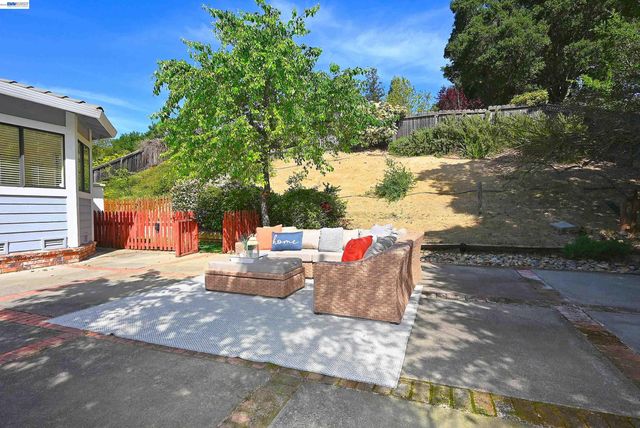 16 McNamara Ln, Martinez, CA 94553