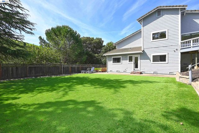 16 McNamara Ln, Martinez, CA 94553