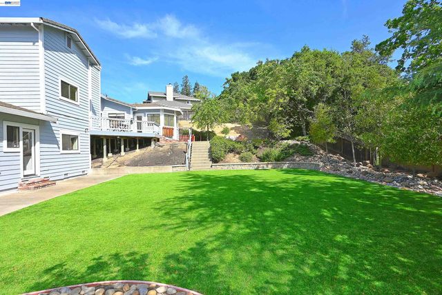 16 McNamara Ln, Martinez, CA 94553