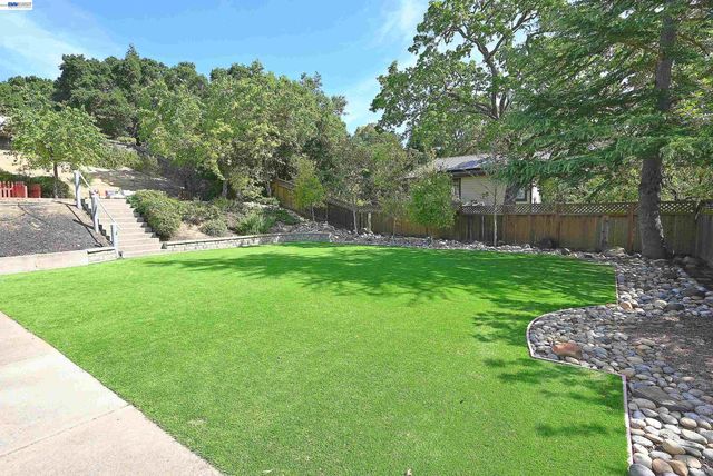 16 McNamara Ln, Martinez, CA 94553