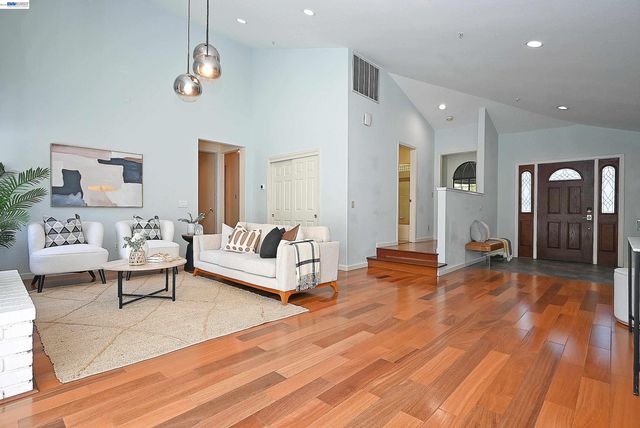 16 McNamara Ln, Martinez, CA 94553