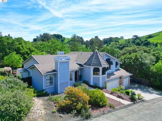 16 McNamara Ln, Martinez, CA 94553