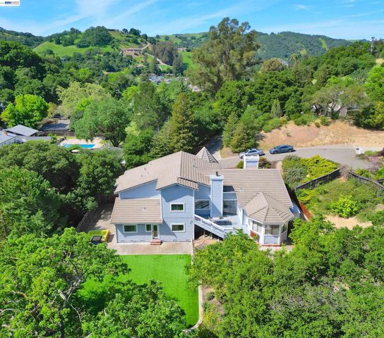 16 McNamara Ln, Martinez, CA 94553