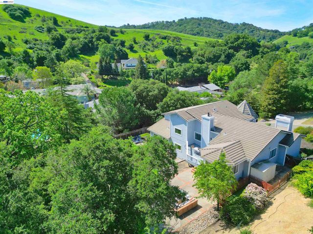 16 McNamara Ln, Martinez, CA 94553