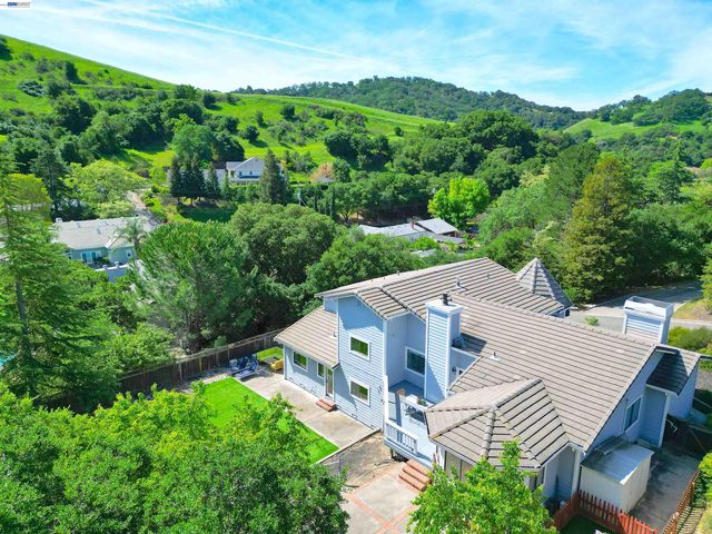 16 McNamara Ln, Martinez, CA 94553