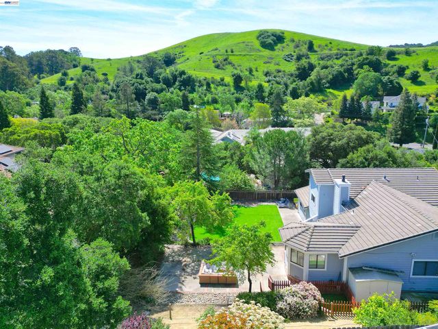 16 McNamara Ln, Martinez, CA 94553