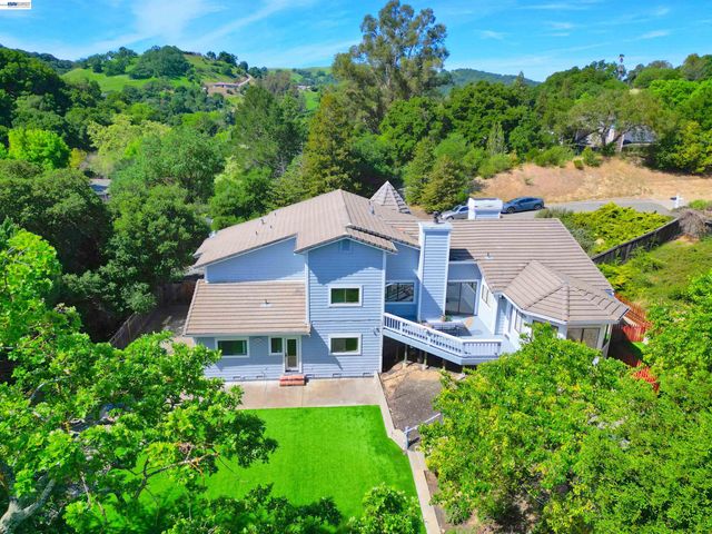 16 McNamara Ln, Martinez, CA 94553