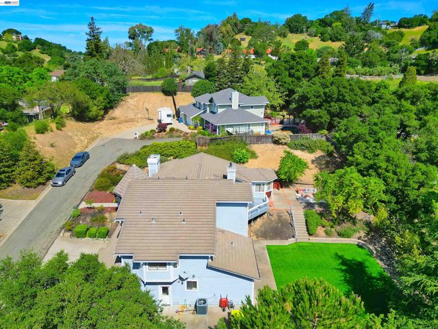 16 McNamara Ln, Martinez, CA 94553