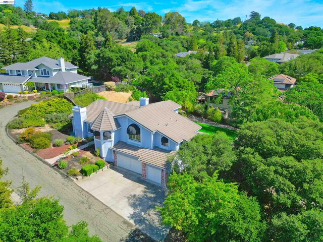 16 McNamara Ln, Martinez, CA 94553