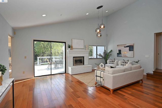 16 McNamara Ln, Martinez, CA 94553